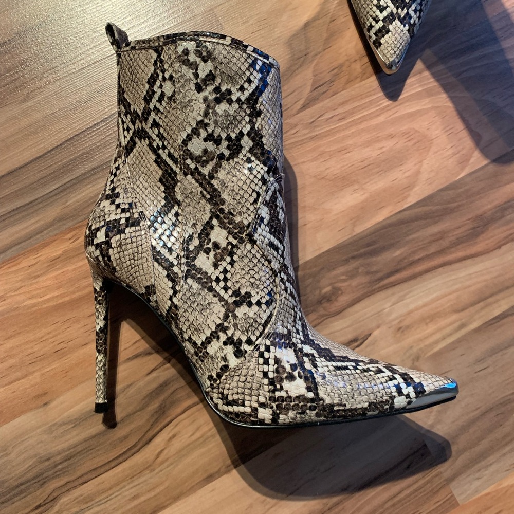❌❌SOLD❌❌Winnie Harlow X Steve Madden booties. - Picture 2 of 8
